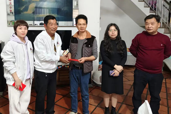 云霄縣云陵工業(yè)開發(fā)區(qū)領(lǐng)導(dǎo)、上坑村村委會(huì)領(lǐng)導(dǎo)與振牌集團(tuán)領(lǐng)導(dǎo)一行慰問困難群眾